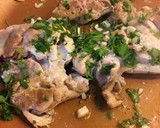 Foto del paso 3 de la receta: Contramuslos de pollo con jugo de limón y cilantro fresco