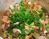Hình bước làm 4 của món Thịt heo kho cải chua và rau thì là