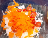 Foto del paso 4 de la receta: Timbal de salmón sobre lechuga baby