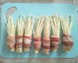 Foto langkah ke 2 dari resep Enoki Beef Rolls.