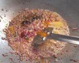 A picture of step 3 of Lehsuni dal palak.