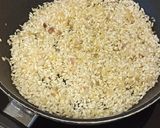 Foto del passaggio 1 della ricetta Risotto cacio e pere su cialda di parmigiano
