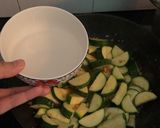 Hình bước làm 3 của món Bí ngòi xào tôm