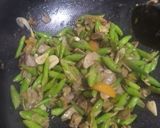 Foto langkah ke 9 dari resep Oseng Buncis Hati Pedas.