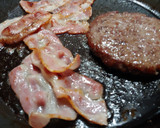 Foto del paso 3 de la receta: Hamburguesa de Angus con bacon, queso, tomate, cebolla y pan cristal