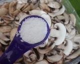 Foto langkah ke 3 dari resep Tumis brokoli wortel dan jamur.