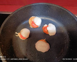 Foto del paso 4 de la receta: Huevos fritos con vieiras, langostinos y sepia