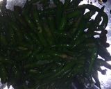 Foto langkah ke 3 dari resep Tumis jamur cabe hijau.