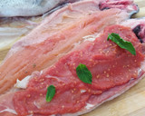 Foto del paso 4 de la receta: Truchas con jamón y guarnición de pimiento cebolla y patata