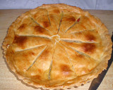 Foto del paso 4 de la receta: Tarta salada con ragú de gambas y pimiento rojo