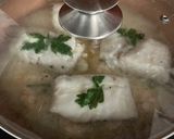 Foto del paso 6 de la receta: Supremas de merluza y gambones, al vino blanco, con ajos y aove
