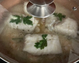 Foto del paso 6 de la receta: Supremas de merluza y gambones, al vino blanco, con ajos y aove