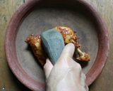 Foto langkah ke 7 dari resep Ayam Gepuk Sambal Kemangi.