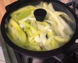 Une image de l'étape 4 de Nids de jeunes poireaux sauce cornichons oignons.