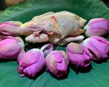 Hình bước làm 1 của món Gà hấp hoa sen