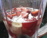 Foto del paso 2 de la receta: Licuado de banana y frutilla