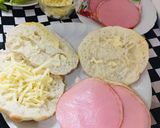 Foto del paso 2 de la receta: Focaccia Sándwich de Huevo jamón queso mozzarella!🥛🍞
