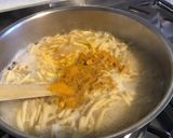 Une image de l'étape 2 de Timbale de spätzles aux tomates, thon, emmental et curcuma.