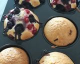 Áfonyás-ribizlis muffin csokidarabokkal recept fázis 8 fotója