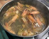 Une image de l'étape 7 de Bouillon de gambas à l’ail et herbes aromatiques.