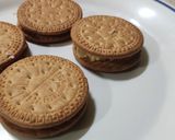 A picture of step 4 of Marie Biscuit Choco pies.