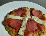 Foto del paso 8 de la receta: "Pizza" con base de coliflor al sartén de salchicha, queso y tomate🧀🍅🥫🍕