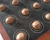 Foto del paso 9 de la receta: Tarta de chocolate con profiteroles de cacao