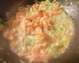 Foto del passaggio 4 della ricetta Spaghetti di riso con gamberetti, salmone e verdurine croccanti