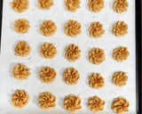 Foto langkah ke 5 dari resep Lotus Biscoff Butter Cookies.