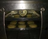 Foto langkah ke 6 dari resep Roti Burger Mini.
