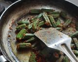 A picture of step 4 of Restaurant style bhindi masala.