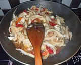 Foto langkah ke 4 dari resep Tumis Jamur Tiram Pedas.