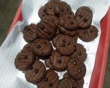 Foto langkah ke 4 dari resep Cookies chocolatos 4 bahan (takaran sendok no mixer).