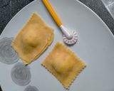 Une image de l'étape 3 de Ravioli chèvre et jambon de parme. Sauce crème de parmesan.