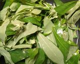 Foto langkah ke 2 dari resep Tumis daun singkong daging babi.
