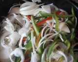 Foto del paso 2 de la receta: Salteadito de verduras con carne y huevos
