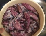 Foto langkah ke 1 dari resep Tumis cumi bumbu hitam.