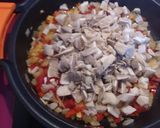 Foto del paso 2 de la receta Huevos a la flamenca con setas y chicharrones