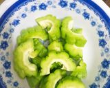 Hình bước làm 2 của món Canh gà nấu với khóm và khổ qua