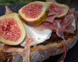 Une image de l'étape 3 de Bruschetta à la figue, jambon de pays et fromage de chèvre.
