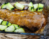 Foto del paso 3 de la receta: Tira de churrasco de cerdo a la miel con calabacín