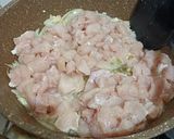 Foto langkah ke 2 dari resep Tumis ayam jamur.