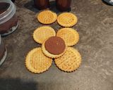 Foto del paso 4 de la receta: Postre frío de chocolate con mermelada de arándanos y galletas rellenas de chocolate