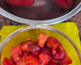 Foto del paso 2 de la receta: Frutillas maceradas con glicina sobre skyr de producción nacional 🇦🇷 🍓con toque de sal Maldon 🧂