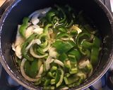 Une image de l'étape 2 de Salade de poivrons aux oignons et coriandre.