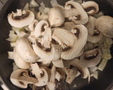 Foto del paso 1 de la receta: Merluza en salsa de champiñones