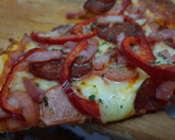 Foto del paso 5 de la receta: Pizza casera con de to' un poco