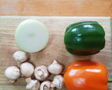 Foto del paso 3 de la receta: Muslos a la mostaza con guarnición de pimientos y champiñones
