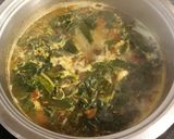 Foto del paso 2 de la receta: Sopa de hojas verdes con gambas y salsa de soja con miso rojo