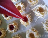 Foto langkah ke 5 dari resep Thumbprint cookies strawberry.